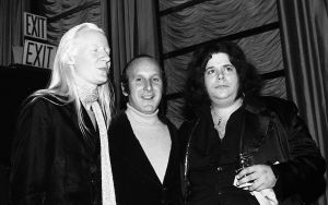 Johnny Winter, Clive Davis and Leslie West 1972, NY.jpg